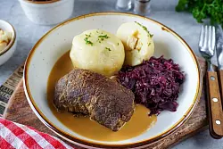 Osteressen aufwendig: Rouladen mit Klößen und Rotkohl sind genau das Richtige für ein genussvolles Essen mit der Familie. - © Jenny Böhme/familienkost.de/dpa-tmn