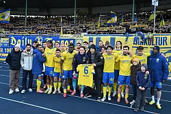 Jubel mit Flick-Trikot: Die Spieler von Eintracht Braunschweig grüßen nach dem 2:0-Sieg gegen Kaiserslautern ihren verletzten Mitspieler. - © Swen Pförtner/dpa