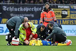 Florian Flick von Eintracht Braunschweig wird wegen einer schweren Risswunde behandelt. - © Swen Pförtner/dpa