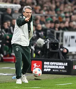 Hatte viel zu dirigieren: Werder-Trainer Horst Steffen. - &copy; --/dpa