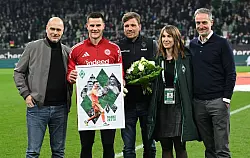 Vor dem Abpfiff wurde Werders-Ex-Torwart Michael Zetterer (2.v.l) verabschiedet. - &copy; dpa