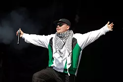 Der Auftritt des Trios Kneecap hat eine lange Vorgeschichte. - &copy; Scott A Garfitt/Invision/AP/dpa