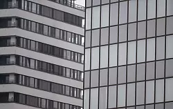 Markt für Gewerbeimmobilien unter Druck. (Symbolbild) - © Boris Roessler/dpa