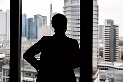 Seng sieht den Handlungsbedarf vor allem in den Unternehmenskulturen, aber auch auf politischer Ebene. (Symbolbild) - © Hannes P. Albert/dpa