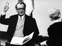 Die erste Vertrauensfrage im Bundestag stellt SPD-Bundeskanzler Willy Brandt. (Archivbild) - © picture alliance / dpa