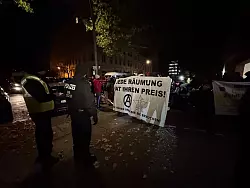 Die Polizei ist im Einsatz bei einem Protest in Berlin-Mitte gegen die R&auml;umung von teilweise besetzten H&auml;usern. - &copy; Sven Kaeuler/dpa