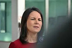 Der europäischen Sicherheitspfeiler müsse weiter ausgebaut werden, sagt die geschäftsführende Außenministerin Annalena Baerbock. - © Anna Ross/dpa