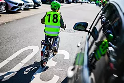 Laut Studie erschweren hohe Motorhauben die Sicht vor allem auf kleinere Menschen, wie Kinder, die sich vor dem Auto befinden. (Archivbild) - © Christoph Reichwein/dpa