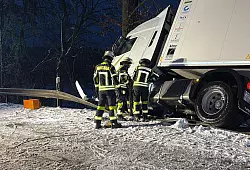 Ein Lkw kam im bayerischen Aiglsbach auf vereister Straße von der Fahrbahn ab. - © Schmelzer/vifogra/dpa