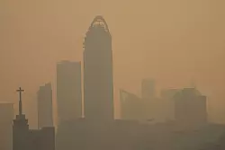 Die Menschen in Thailand werden immer wieder aufgefordert, sich in Innenräumen aufzuhalten. - © Sakchai Lalit/AP/dpa