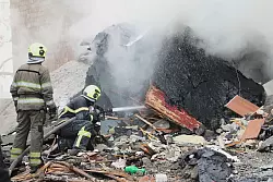 Auch in dieser Nacht wurden Tote und Verletzte gemeldet. - © Efrem Lukatsky/AP/dpa