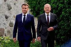 Emmanuel Macron (l) und Olaf Scholz auf Schloss Meseberg. - &copy; Ebrahim Noroozi/Pool AP/dpa