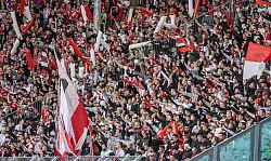 3.000 Fans aus Düsseldorf sind mit nach Magdeburg gereist, um die Fortunen zu unterstützen. - © Andreas Gora/dpa