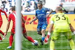 Magdeburgs Bari? Atik (M) bereitet per Ecke den Ausgleichstreffer gegen Düsseldorf vor. - © Andreas Gora/dpa