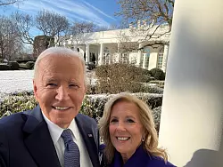 Kurz bevor sie das Weiße Haus in Washington verließen: Joe und Jill Biden machen ein Selfie. - © Joe Biden/White House/Planet Pix via ZUMA Press Wire/dpa