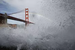 Wellen brechen &uuml;ber das Gel&auml;nder am Fort Point in San Francisco. - &copy; Santiago Mejia/San Francisco Chronicle/AP/dpa