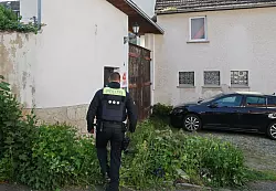 Vier Personen wurden festgenommen. - © Bodo Schackow/dpa