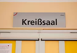 Die Zahl der Geburtsabteilungen in NRW-Krankenhäusern ist rückläufig (Foto-Illustration) - © Annette Riedl/dpa