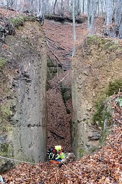 Gesichert an Seilen mussten die Rettungskräfte mehrere Meter in die Tiefe klettern. (Handout) - © Feuerwehr Porta Westfalica/dpa