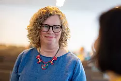 Coach und Mentaltrainerin Ulrike Alt spricht mit einer Teilnehmerin des Hochbegabtentreffens in Duisburg. - &copy; Christoph Reichwein/dpa