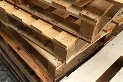 Das Holz ist meist nicht so robust: Einwegpaletten sind nicht tauschbar und gehören auf den Wertstoffhof. - © Christin Klose/dpa-tmn