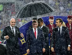 Putin lie&szlig; nach dem WM-Finale 2018 in Moskau alle im Regen stehen - auch Infantino. (Archivbild) - &copy; Christian Charisius/dpa
