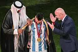 F&uuml;r Weltmeister Lionel Messi hatte der Emir von Katar eine besondere &Uuml;berraschung - zur Freude von Infantino. (Archivbild) - &copy; Robert Michael/dpa