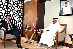 Wüst beim Gespräch mit Katars Handelsminister. - © Wolf von Dewitz/dpa