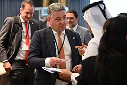 Visitenkarten tauschen nach der Präsentation: Thyssenkrupp-Chef Miguel Ángel López Borrego hält viel von Katar. - © Wolf von Dewitz/dpa