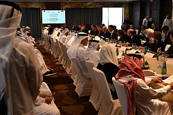 Wer kommt woher? An der Kleidung ist es zu erkennen: Die Katarer sind weiß gekleidet, die Deutschen in dunklen Anzügen. - © Wolf von Dewitz/dpa