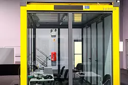 Der Platz des Angeklagten im Verhandlungssaal blieb leer. - &copy; Klaus-Dietmar Gabbert/dpa