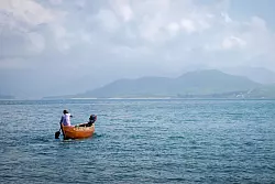 Ein Boot vor Banana Islands: Die Inseln waren einst Zentren für den Sklavenhandel. - © Julian Hilgers/dpa-tmn
