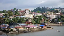 Freetown ist die Hauptstadt Sierra Leones. Sie liegt malerisch auf der Spitze einer Halbinsel. - © Julian Hilgers/dpa-tmn