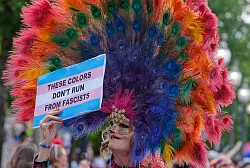 Auf dem Plakat eines Pride-Teilnehmers steht: «Diese Farben verstecken sich nicht vor Faschisten». - © Mark Schiefelbein/AP/dpa