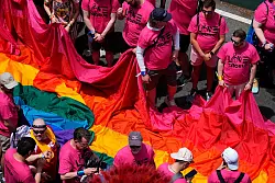 Die Regenbogenflagge ist ein Symbol der Vielfalt der LGBTQI+-Gemeinschaft. - © Julia Demaree Nikhinson/AP/dpa