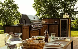 Kurze Laufwege und gute Planung sorgen für einen entspanntes Grill- und Kochvergnügen im Garten. - © AMK/dpa-tmn