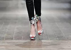 Ein eleganter Gang in High Heels braucht Körperspannung und Balance. Gezieltes Training von Waden und Füßen hilft, sicher aufzutreten. - © Jens Kalaene/dpa/dpa-tmn