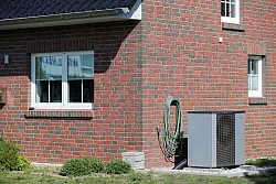 Wärmepumpen können dazu beitragen, ein Gebäude im Sommer zu kühlen. - © Jan Woitas/dpa/dpa-tmn
