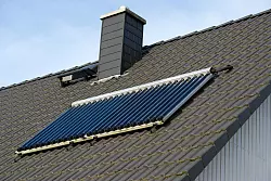 Wer sein Dach sanieren lassen will, kann im Rahmen dieser Maßnahmen auch über die Installation einer Solarthermie-Anlage nachdenken. - © Andrea Warnecke/dpa-tmn