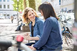 Wer das Smartphone aus der Hand legt, zeugt mehr Respekt und kann den anderen besser wahrnehmen. - &copy; Christin Klose/dpa-tmn