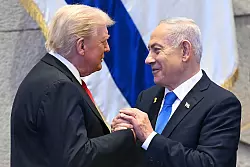 US-Präsident Donald Trump erklärte nach Verhandlungen auch mit Israels Ministerpräsidenten Benjamin Netanjahu Frieden im Nahen Osten. (Archivbild) - © Saul Loeb/POOL AFP/AP/dpa