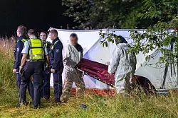 Zwei M&auml;nner starben in dem ausgebrannten Sportwagen. - &copy; Justin Brosch/dpa