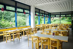 Von den St&uuml;hlen in einer Braunschweiger Mensa sind nicht mehr viele &uuml;brig. - &copy; dpa/Studierendenwerk OstNiedersachsen