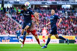 Zweikpafstark: Abwehrspieler Bernardo (l) - &copy; Tom Weller/dpa