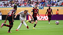Harry Kane schießt das entscheidende Tor zum 4:2. - © Sven Hoppe/dpa