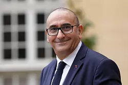 Der bisherige Pariser Polizeichef Nuñez wird neuer Innenminister. - © Aurelien Morissard/AP/dpa