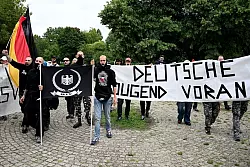 Etwa 30 bis 50 Personen beteiligten sich an einer rechten Gegendemonstration. - &copy; Bernd von Jutrczenka/dpa
