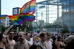 Beim CSD wird f&uuml;r Vielfalt, Menschenrechte und den Schutz von Minderheiten demonstriert. - &copy; Bernd von Jutrczenka/dpa