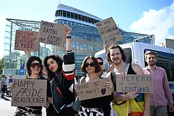 Teilnehmerinnen und Teilnehmer greifen auf ihren Plakaten auch die Kontroverse um die Regenbogenflagge am Bundestag auf. - &copy; Bernd von Jutrczenka/dpa