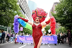 Bunt, bunter, CSD: Beim Christopher Street Day werden viele farbenfrohe Kost&uuml;me pr&auml;sentiert. - &copy; Bernd von Jutrczenka/dpa